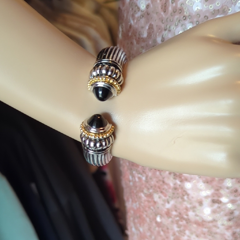 Vintage Black and Gold Women's Jewelry - Picture 4 of 4